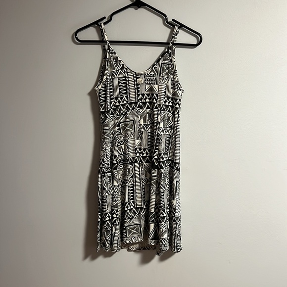 Billabong Summer Dress. Size small. Black/white Aztec a-line Vacation Beach - Picture 3 of 3